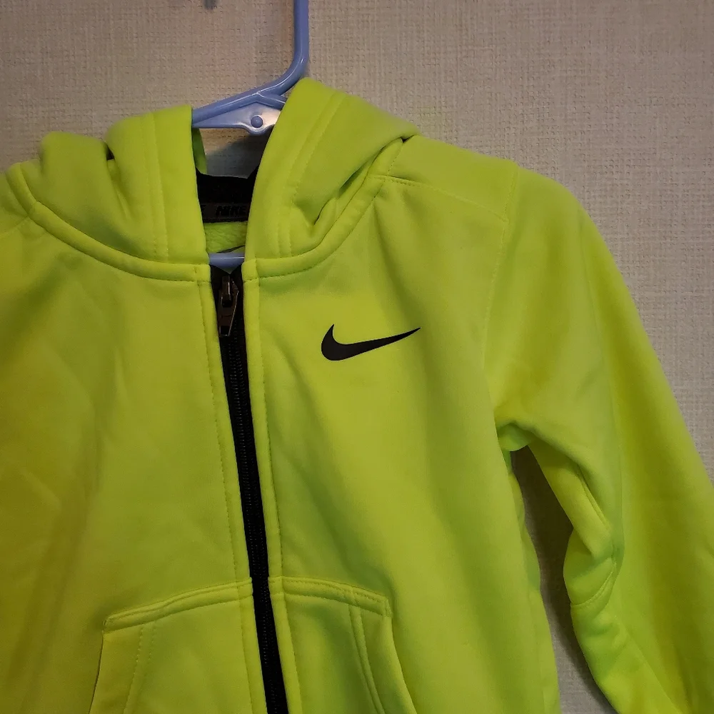 Nike Therma Fit toddler zip up sweatshirt. Size 2T.‎ Very gently worn.